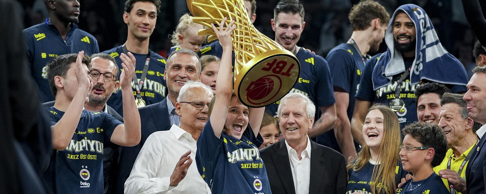 Fenerbahçe Beko, Basketbol Süper Ligi'nde 13. kez kupayı kaldırdı - Sputnik Türkiye, 1920, 19.06.2026