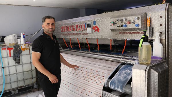Battaniyenin içinden çıkan 3 cüzdan sahibine teslim edildi - Sputnik Türkiye