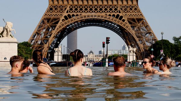 Eyfel Kulesi'nin önünde yüzenler, Fransa Paris'te aşırı sıcaklar - Sputnik Türkiye
