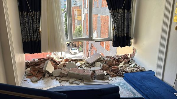 Esenyurt'ta yıkım sırasında bina yan apartmanın üzerine devrildi - Sputnik Türkiye