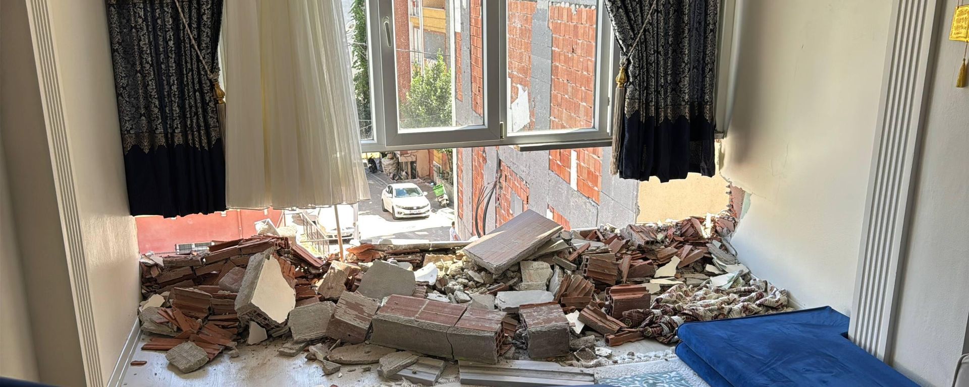 Esenyurt'ta yıkım sırasında bina yan apartmanın üzerine devrildi - Sputnik Türkiye, 1920, 23.06.2026