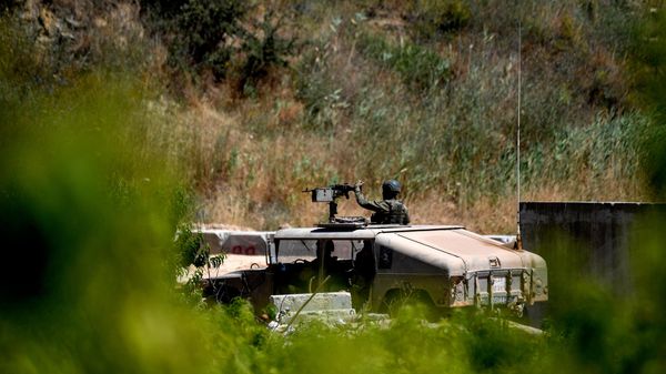 Lübnan-İsrail sınırındaki yolda İsrail askerleri - Sputnik Türkiye