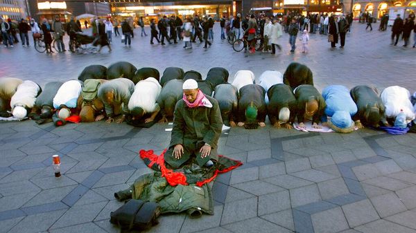 Kopenhag'daki şehir merkezinde ibadet eden Müslümanlar (2006/Arşiv Fotoğrafı) - Sputnik Türkiye