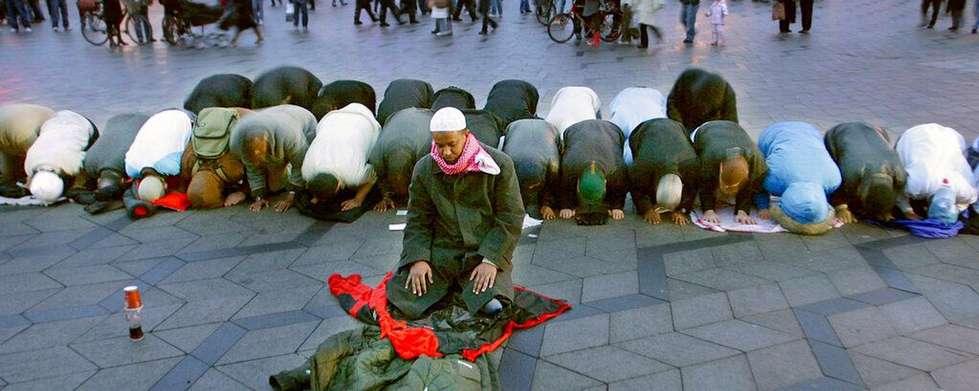 Kopenhag'daki şehir merkezinde ibadet eden Müslümanlar (2006/Arşiv Fotoğrafı) - Sputnik Türkiye, 1920, 25.06.2026