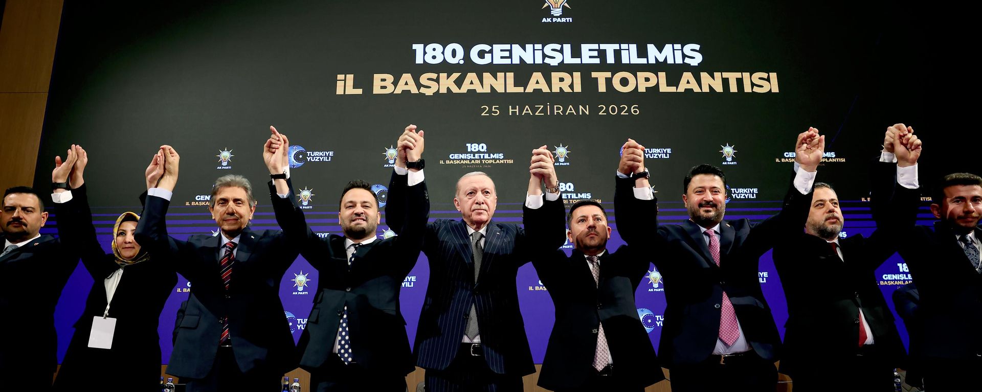 Cumhurbaşkanı Erdoğan rozetlerini taktı: Rasim Arı, Mesut Özarslan ve Mehmet Özcan AK Parti'ye katıldı
 - Sputnik Türkiye, 1920, 25.06.2026