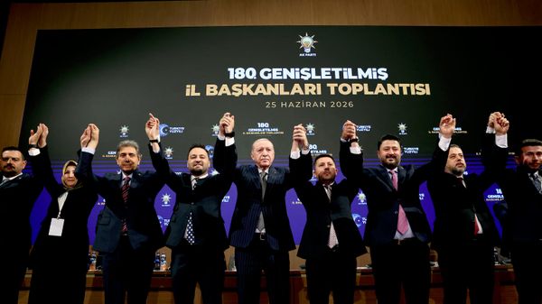 Cumhurbaşkanı Erdoğan rozetlerini taktı: Rasim Arı, Mesut Özarslan ve Mehmet Özcan AK Parti'ye katıldı
 - Sputnik Türkiye