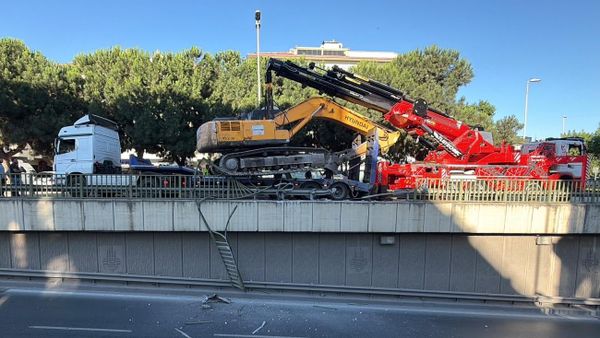 Bahçelievler'de seyir halindeki TIR'ın üzerinden düşen ekskavatör alt geçidin korkuluklarında asılı kaldı - Sputnik Türkiye
