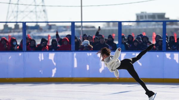 Олимпийская чемпионка по фигурному катанию Алина Загитова выступает на российско-китайском фестивале зимних видов спорта - Sputnik Türkiye
