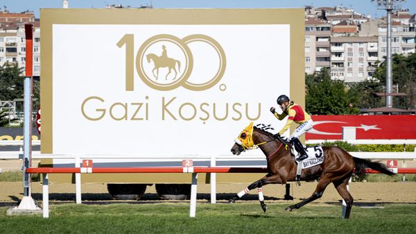 Mustafa Kemal Atatürk adına 100. kez düzenlenen Türk at yarışçılığının derbisi Gazi Koşusu'nu Bay Nalçakan ile Halis Karataş kazandı - Sputnik Türkiye