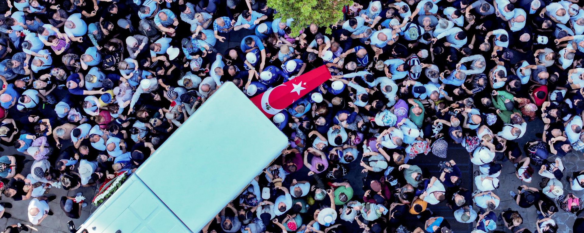 Sanatçı Kadir İnanır için Barbaros Hayrettin Paşa Camisi'nde cenaze namazı kılındı - Sputnik Türkiye, 1920, 28.06.2026
