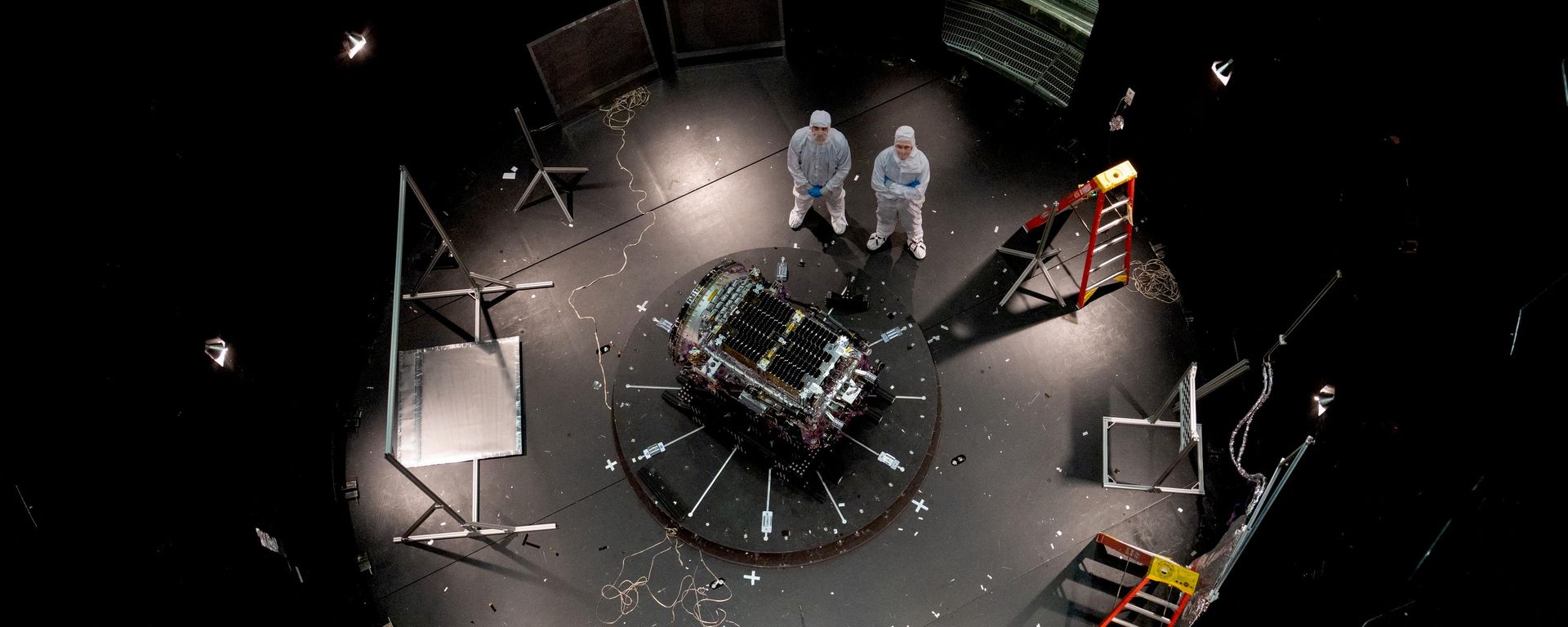 NASA'nın Greenbelt, Maryland'deki Goddard Uzay Uçuş Merkezi'nde bulunan Uzay Ortamı Simülatörü içindeki bir uzay aracı. - Sputnik Türkiye, 1920, 29.06.2026