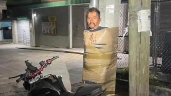 'Meksikalı Batman' hırsız olduğunu iddia ettiği kişileri direklere bantlıyor - Sputnik Türkiye