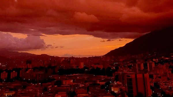 Depremin yaşandığı Venezuela'nın başkenti Caracas'ta gökyüzü kırmızıya büründü - Sputnik Türkiye