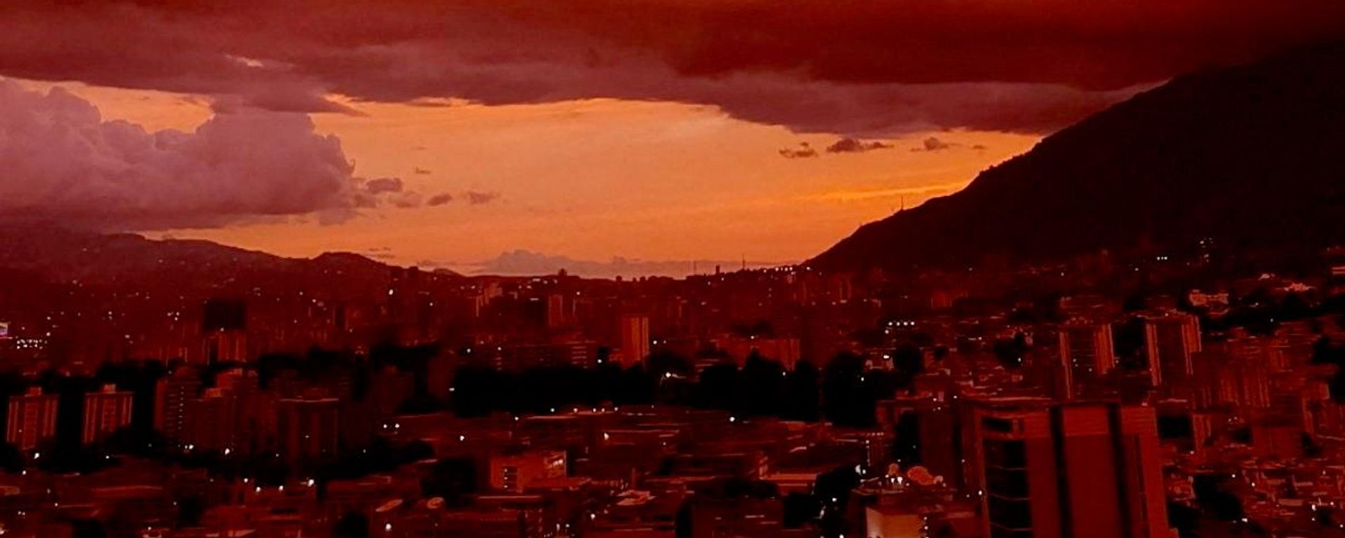 Depremin yaşandığı Venezuela'nın başkenti Caracas'ta gökyüzü kırmızıya büründü - Sputnik Türkiye, 1920, 01.07.2026