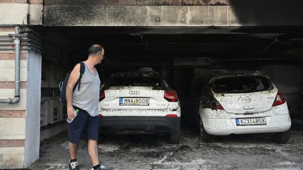 Yunanistan'da iktidar partisi üyelerinin evlerine molotoflu saldırı  - Sputnik Türkiye