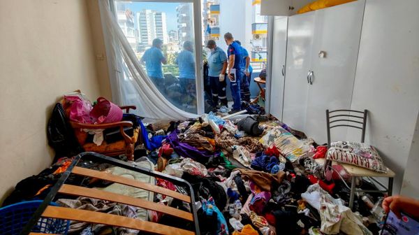Mersin'de bir evden 5 kamyon çöp çıkarıldı: Ekipler evi dezenfekte etti - Sputnik Türkiye