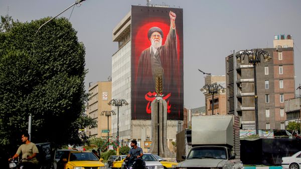Tahran sokaklarında Ayetullah Ali Hamaney'in cenaze töreni için hazırlıklar - Sputnik Türkiye