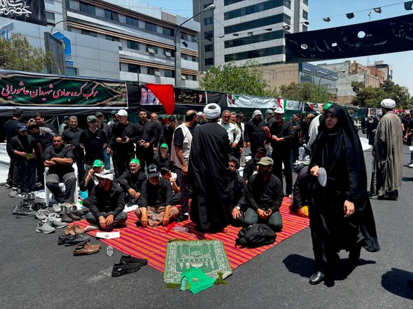 Musalla Camisi'ne giden ana güzergâh boyunca ve Tahran'ın farklı bölgelerinde kurulan stantlarda vatandaşlara ücretsiz su, yiyecek, içecek ve geleneksel şerbet ikram edildi. Tören alanına uzak mahallelerde de benzer hazırlıkların yapıldığı, ziyaretçilerin temel ihtiyaçlarının ücretsiz karşılandığı görüldü. - Sputnik Türkiye