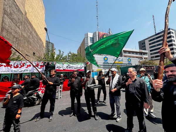 ABD ve İsrail'in 28 Şubat'ta düzenlediği saldırıda hayatını kaybeden İran'ın eski lideri Ali Hamaney için başkent Tahran'daki İmam Humeyni Musalla Camisi'nde veda töreni düzenlendi. - Sputnik Türkiye