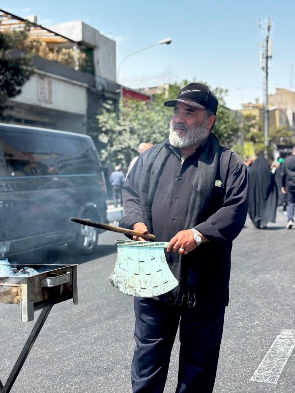 Stantlarda "üzerlik" adı verilen ve iyi şans getirdiğine inanılan bir ot da mangallarda tütsü olarak yakıldı. Ayrıca sıcak havaya karşı vatandaşların serinlemesi amacıyla bazı noktalarda su püskürtme sistemleri kuruldu. - Sputnik Türkiye
