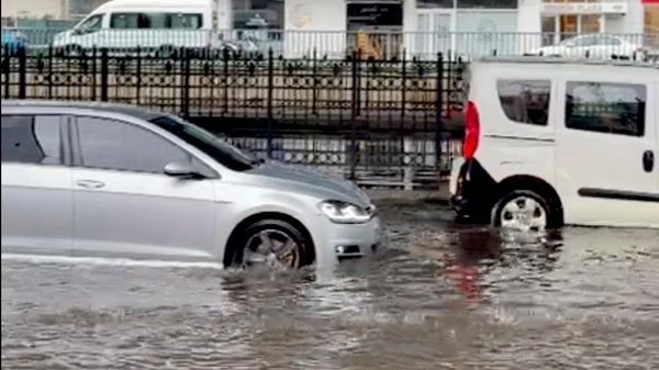 İstanbul'da sağanak hayatı felç etti: Yollar göle döndü, alt geçitleri su bastı - Sputnik Türkiye