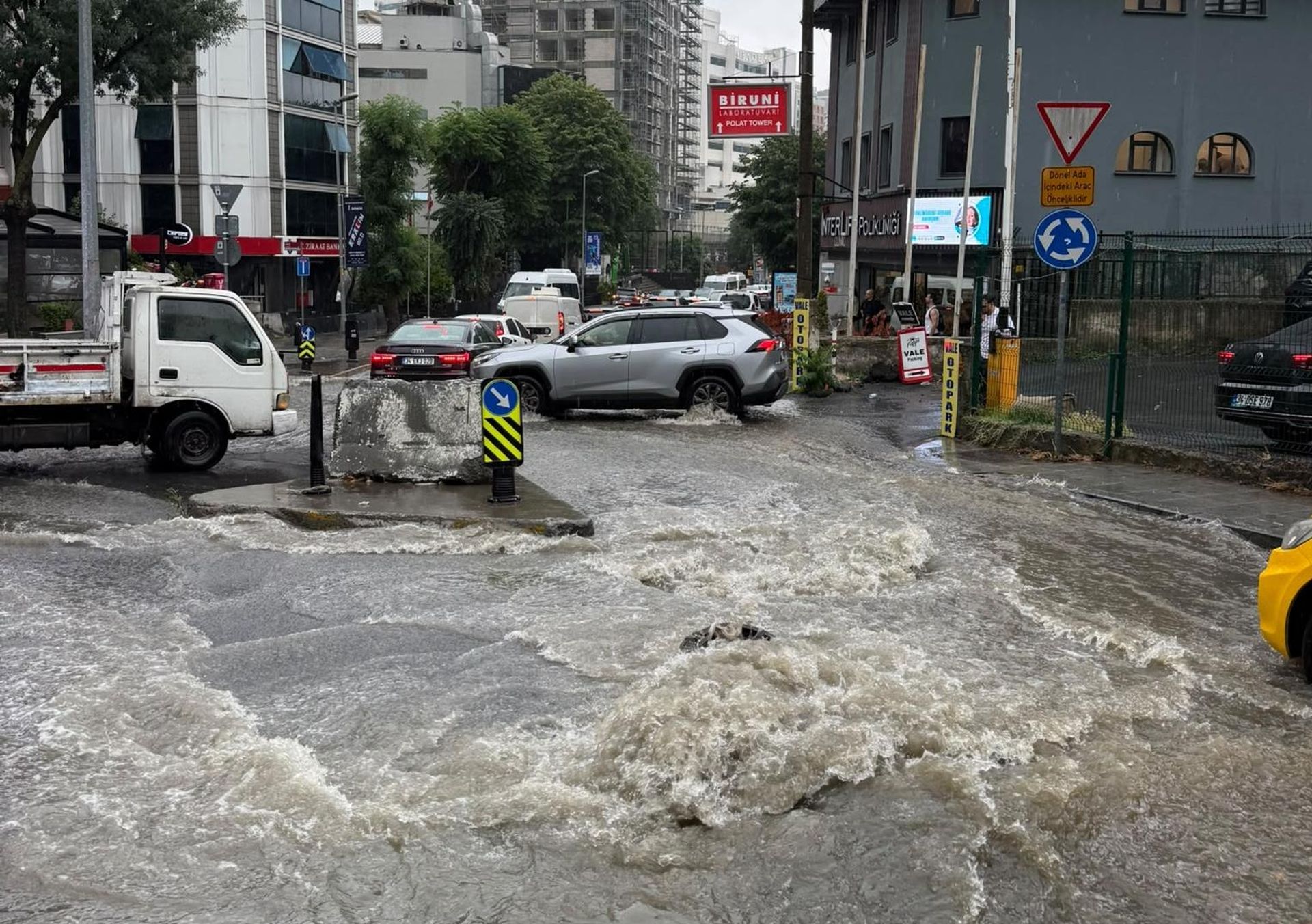 İstanbul'da sağanak hayatı felç etti: Yollar göle döndü, alt geçitleri su bastı - Sputnik Türkiye, 1920, 04.07.2026