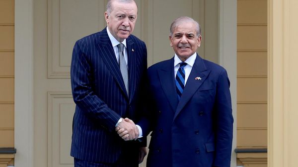 Cumhurbaşkanı Recep Tayyip Erdoğan, Cumhurbaşkanlığı Dolmabahçe Çalışma Ofisi'nde Pakistan Başbakanı Şahbaz Şerif'i resmi törenle karşıladı - Sputnik Türkiye