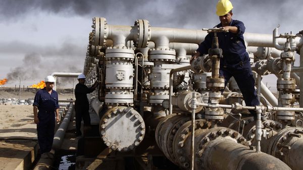 Iraqi workers are seen at the Rumaila oil refinery, near the city of Basra, 550 kilometers (340 miles) southeast of Baghdad, Iraq - Sputnik Türkiye