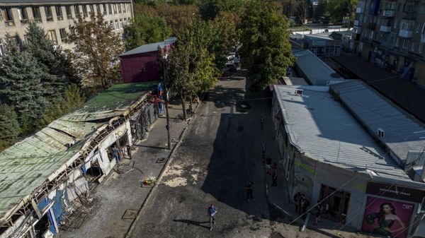 Un hombre camina por un mercado destruido tras el ataque aéreo en el centro de la ciudad de Konstantinovka, Ucrania. - Sputnik Türkiye
