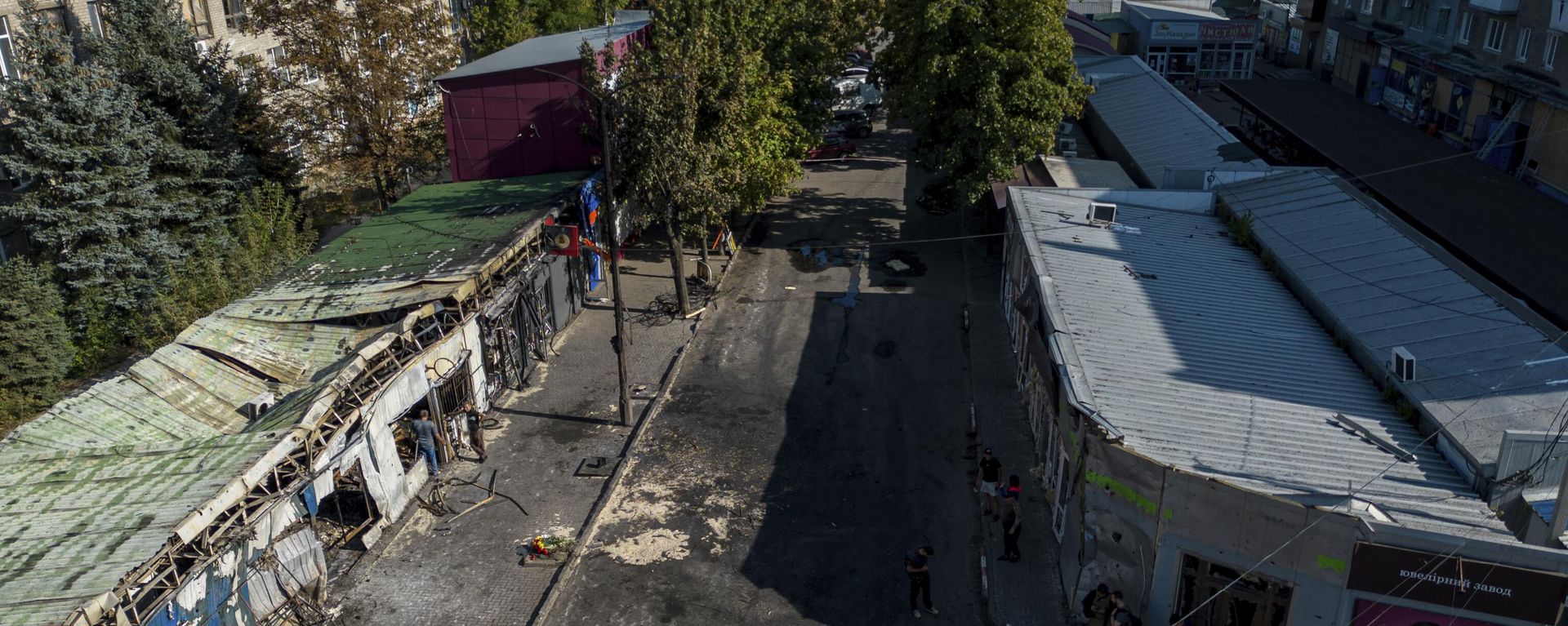 Un hombre camina por un mercado destruido tras el ataque aéreo en el centro de la ciudad de Konstantinovka, Ucrania. - Sputnik Türkiye, 1920, 05.07.2026