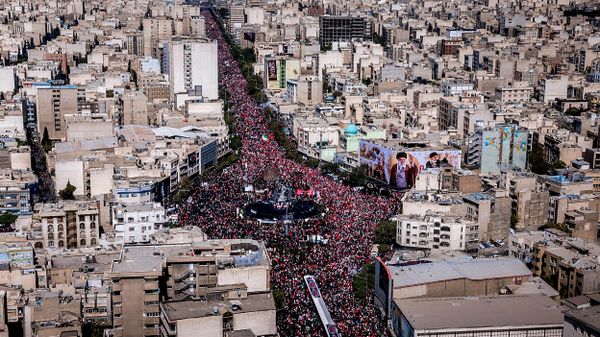 İran halkı eski ruhani lideri Hamaney'e veda ediyor - Sputnik Türkiye