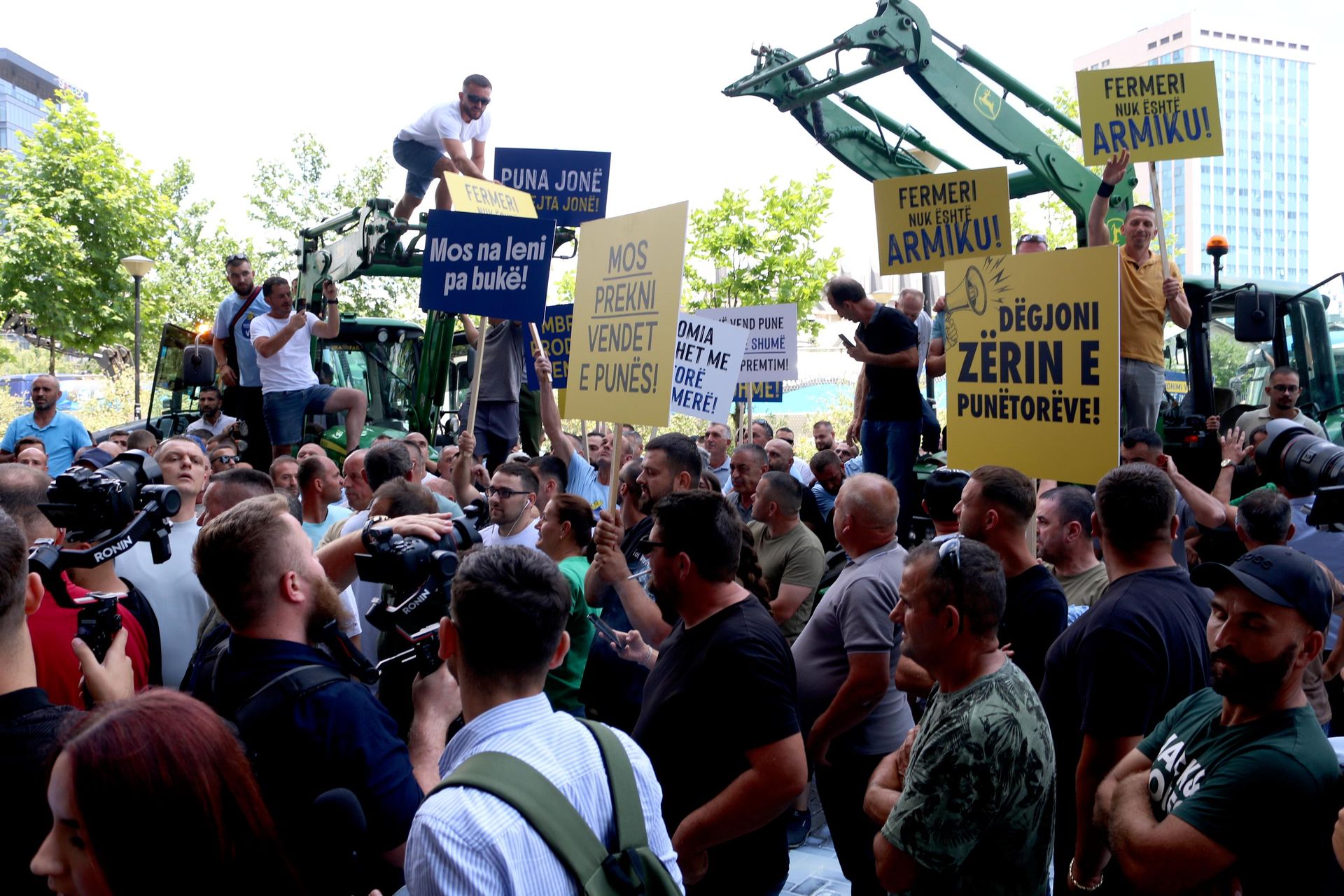 Kosova'da süt üreticileri bakanlık önündeki protestoda yüzlerce litre süt döktü
 - Sputnik Türkiye, 1920, 06.07.2026