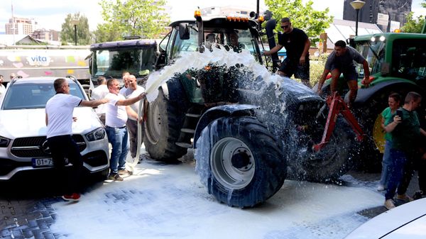 Kosova'da süt üreticileri bakanlık önündeki protestoda yüzlerce litre süt döktü
 - Sputnik Türkiye