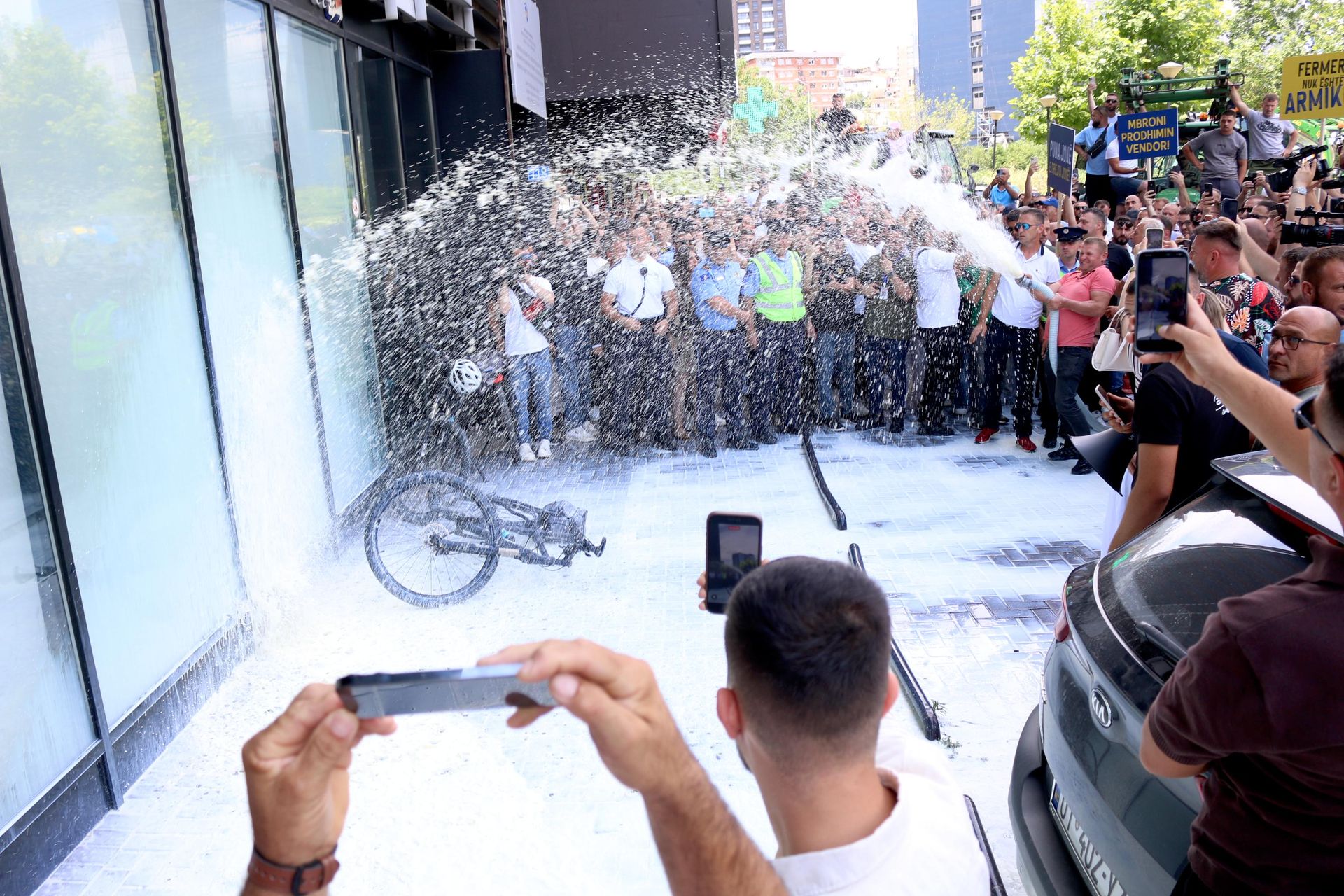 Kosova'da süt üreticileri bakanlık önündeki protestoda yüzlerce litre süt döktü
 - Sputnik Türkiye, 1920, 06.07.2026