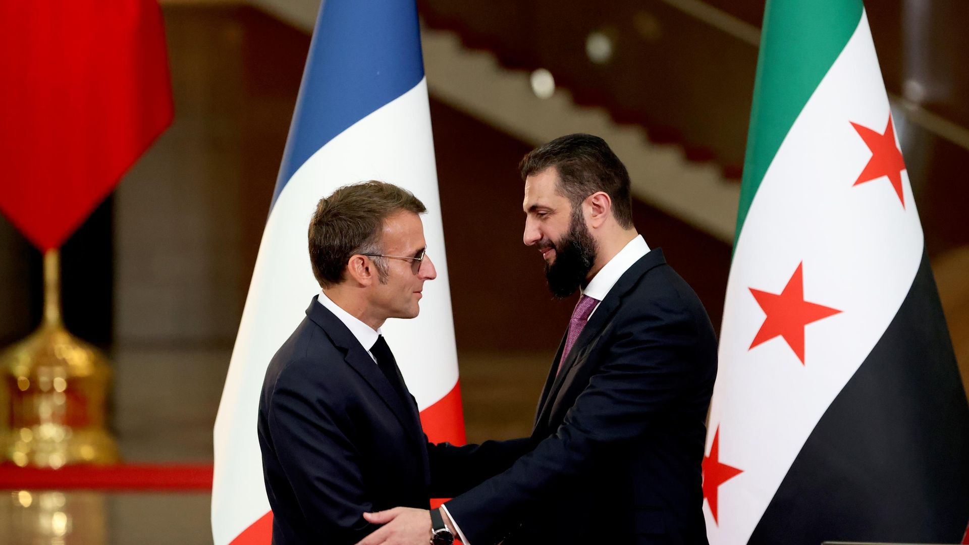 Fransa Cumhurbaşkanı Emmanuel Macron, Suriye Cumhurbaşkanı Ahmed Şara i - Sputnik Türkiye, 1920, 07.07.2026