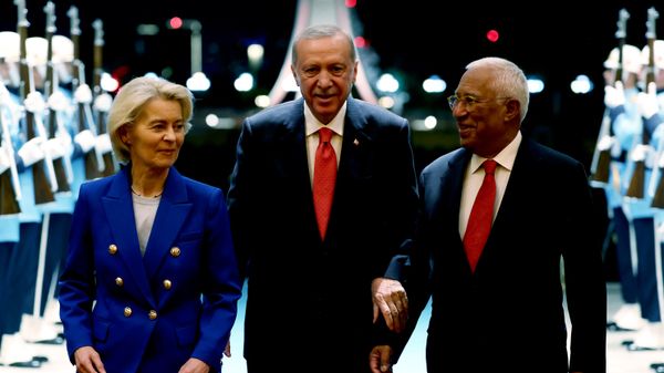 Cumhurbaşkanı Erdoğan, AB Komisyonu Başkanı von der Leyen ve AB Konseyi Başkanı Antonio Costa ile Cumhurbaşkanlığı Külliyesi'nde bir araya geldi - Sputnik Türkiye