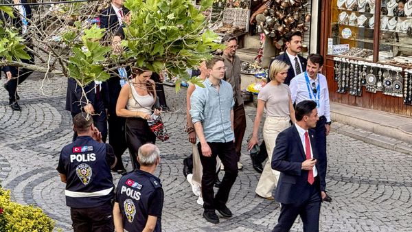 İzlanda Başbakanı Kristrun Frostadottir, Ankara Kalesi'ni gezerek şehir manzarasını seyretti - Sputnik Türkiye