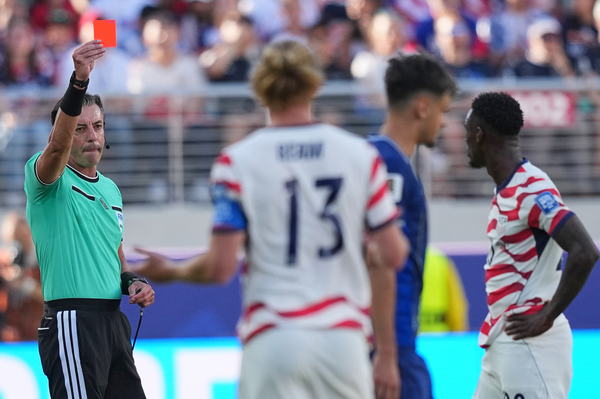 Brezilyalı hakem Rafael Klaus, Kaliforniya'daki Santa Clara'da 2026 Dünya Kupası son 16 turu kapsamında oynanan ABD-Bosna Hersek maçında Amerikalı futbolcu Folarin Balogun'a kırmızı kart gösteriyor - Sputnik Türkiye