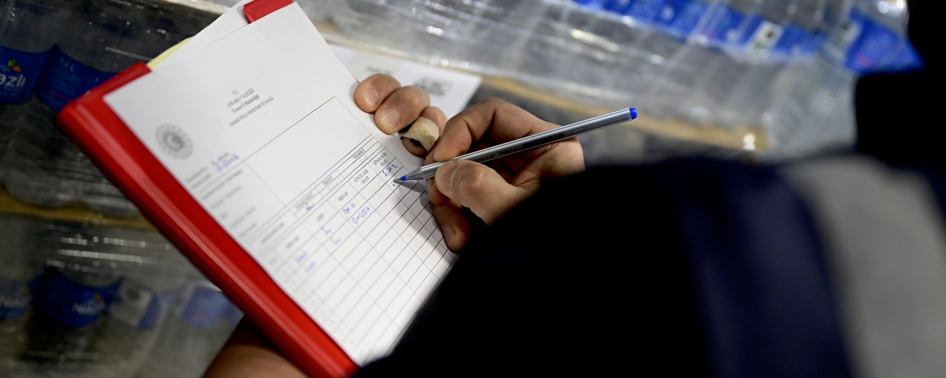 Ticaret Bakanlığından su fiyatlarına sıkı denetim: Haksız zamlar mercek altında Ticaret Bakanlığından su fiyatlarına sıkı denetim: Haksız zamlar mercek altında - Sputnik Türkiye, 1920, 10.07.2026