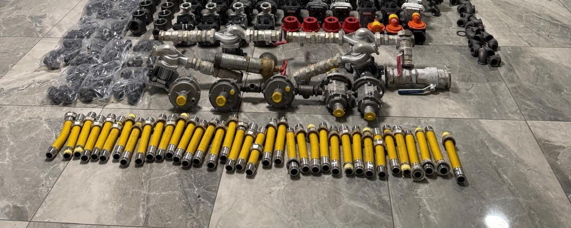 Bolu'nun Gerede ilçesinde TOKİ'ye ait şantiyeden yaklaşık 2,5 milyon lira değerinde malzeme çaldığı iddiasıyla gözaltına alınan şüpheli tutuklandı. Şüphelinin adreslerinde yapılan aramalarda yaklaşık 2,5 milyon lira değerinde 62 sirkülasyon pompası, bu cihazlara ait 124 vana, 11 doğal gaz deprem vanası ile 3 yağmur suyu hidroforu ele geçirildi. ( Bolu İl Emniyet Müdürlüğü - Anadolu Ajansı ) - Sputnik Türkiye, 1920, 10.07.2026