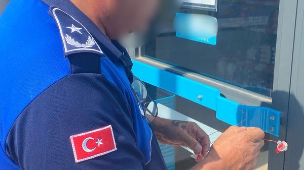 Antalya’nın Serik ilçesinde tarihi geçmiş gıda satan zincir market, zabıta ekiplerince mühürlenerek kapatıldı - Sputnik Türkiye