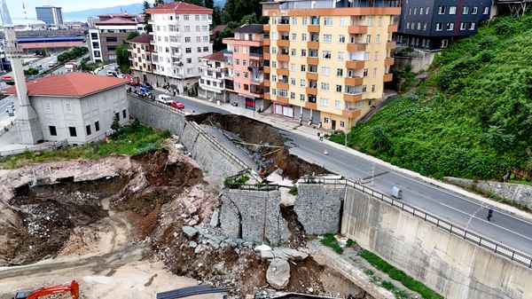 Rize'de yurt inşaatı sahasındaki istinat duvarı yıkıldı, mahalle yolunun bir bölümünde çökme meydana geldi - Sputnik Türkiye