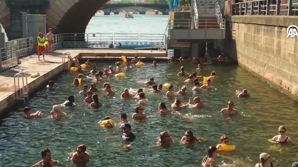Fransa kavruluyor: Fransa Bisiklet Turu 30 km kısaltıldı, Paris'te çok sayıda kişi Sen Nehri'ne atladı - Sputnik Türkiye