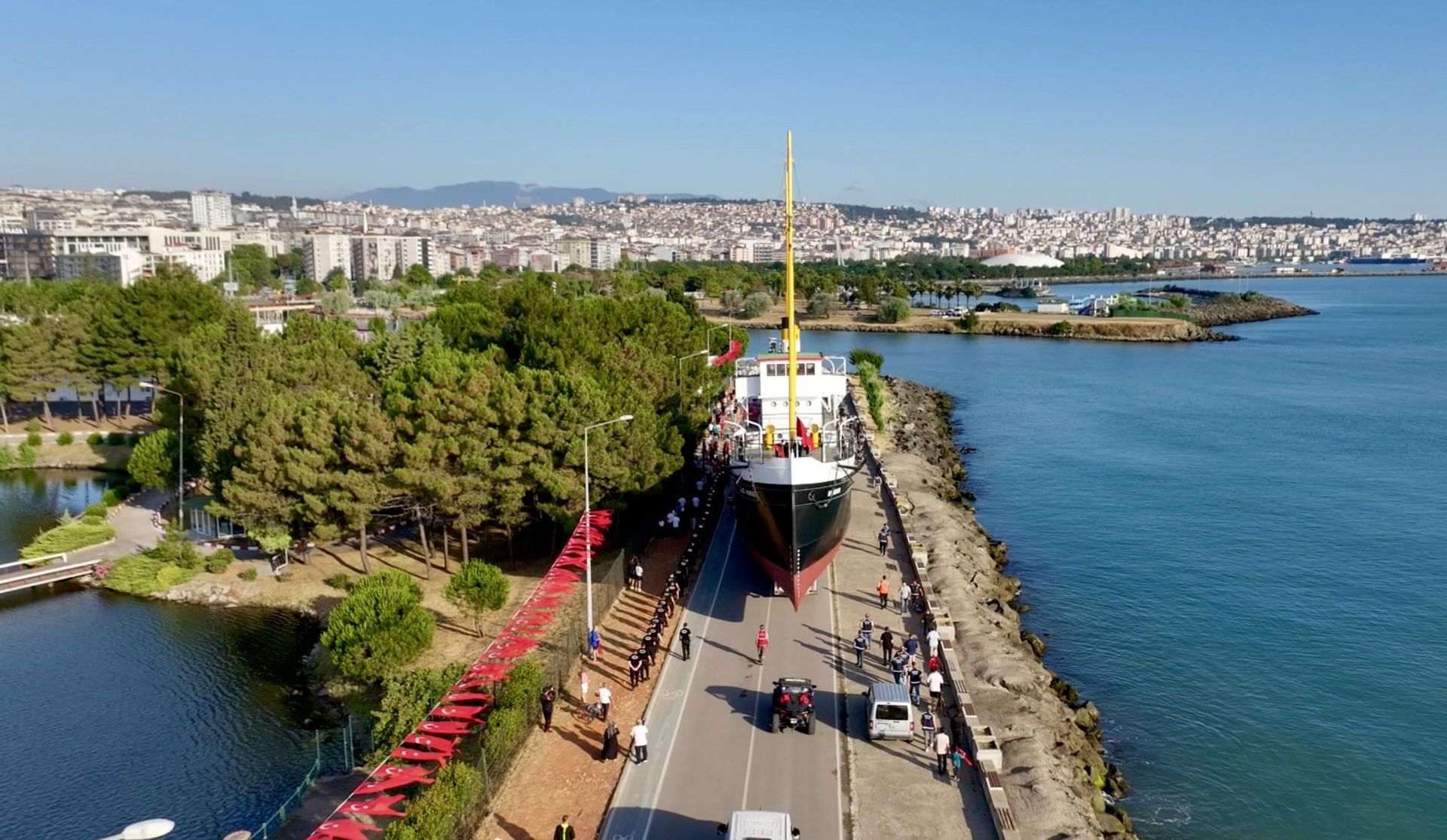 Bandırma Vapuru karadan yürütüldü: 3,5 kilometre mesafe katederek yeni konumuna taşındı. - Sputnik Türkiye, 1920, 12.07.2026