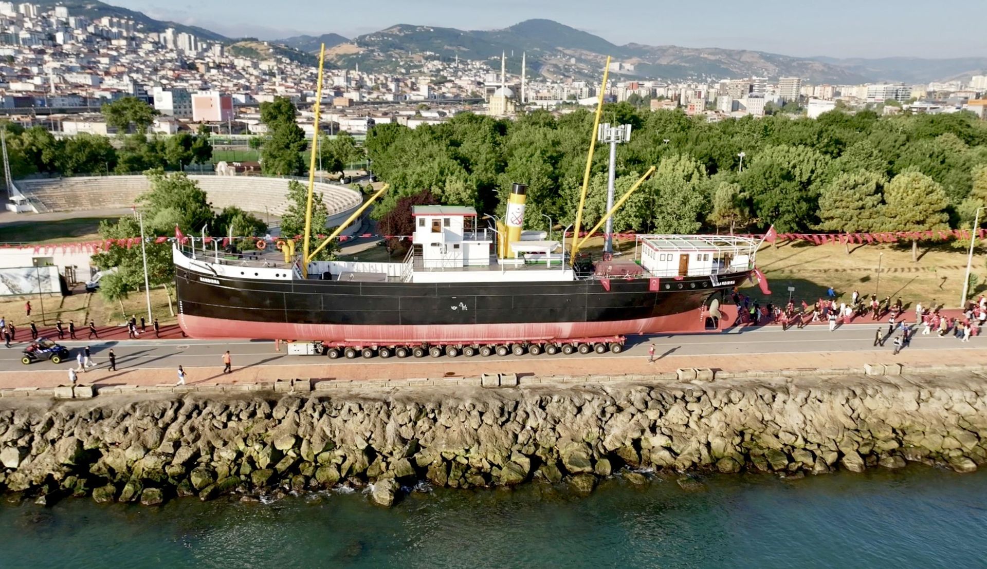 Bandırma Vapuru karadan yürütüldü: 3,5 kilometre mesafe katederek yeni konumuna taşındı. - Sputnik Türkiye, 1920, 12.07.2026