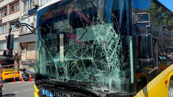 İETT otobüsü ile ambulansın çarpışması sonucu 5 kişi yaralandı - Sputnik Türkiye