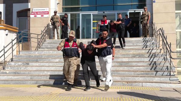 Şanlıurfa'nın Siverek ilçesinde cinsel saldırı iddiasıyla yürütülen soruşturma kapsamında gözaltına alınan 20 şüpheliden 14'ü tutuklandı - Sputnik Türkiye