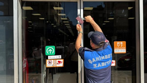 Gaziantep'in Şahinbey ilçesinde, ikinci kez son kullanma tarihi geçmiş ürün sattığı tespit edilen zincir markete 7 gün kapatma cezası verildi - Sputnik Türkiye