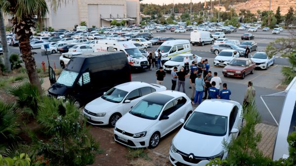 Alışveriş merkezi otoparkında park halindeki karavanda yabancı uyruklu bir kişi ölü bulundu - Sputnik Türkiye