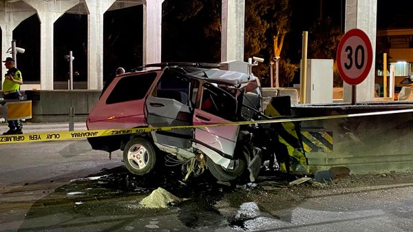 Adana'nın Ceyhan ilçesinde otoyol gişelerindeki beton bariyere çarpan otomobilin sürücüsü hayatını kaybetti - Sputnik Türkiye
